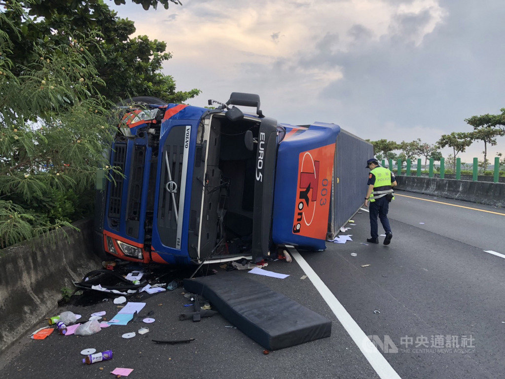 柏姓男子30日駕駛貨櫃車行經台61線北上272公里處時，疑未注意而撞及前方事故轎車，貨櫃車翻覆，車身橫躺在車道上，造成車流回堵1公里。（民眾提供）　中央社記者姜宜菁傳真　109年8月30日