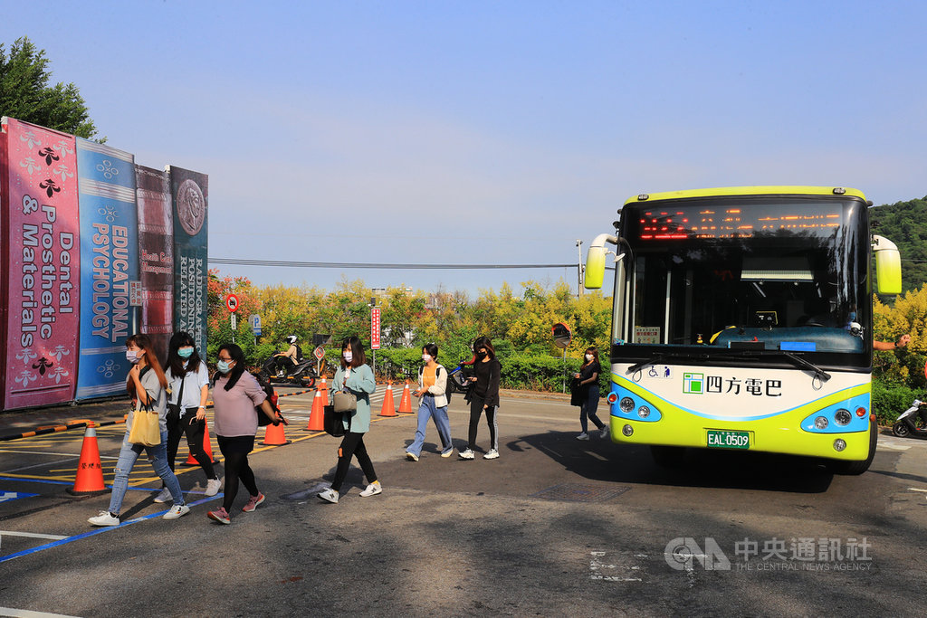 台中市政府9月起調整922路公車路線，由大坑9號步道延駛進入中台科技大學校區，22日舉行延駛通車典禮，有不少師生搭乘公車到校，轉乘接駁更方便。中央社記者郝雪卿攝  109年9月22日