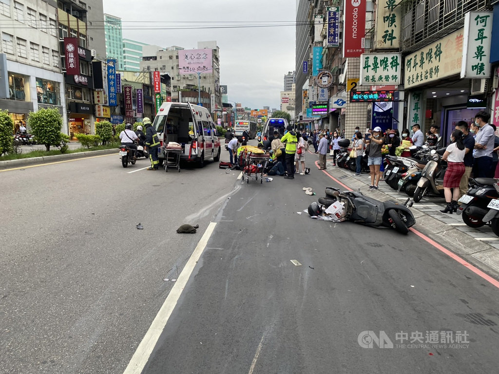 新北市新店區26日下午發生一起汽車無故暴衝衝撞機車事故，警消獲報趕抵現場，將現場5名傷者分別送往新店慈濟、耕莘等醫院急救。（民眾提供）中央社記者沈佩瑤傳真　109年9月26日