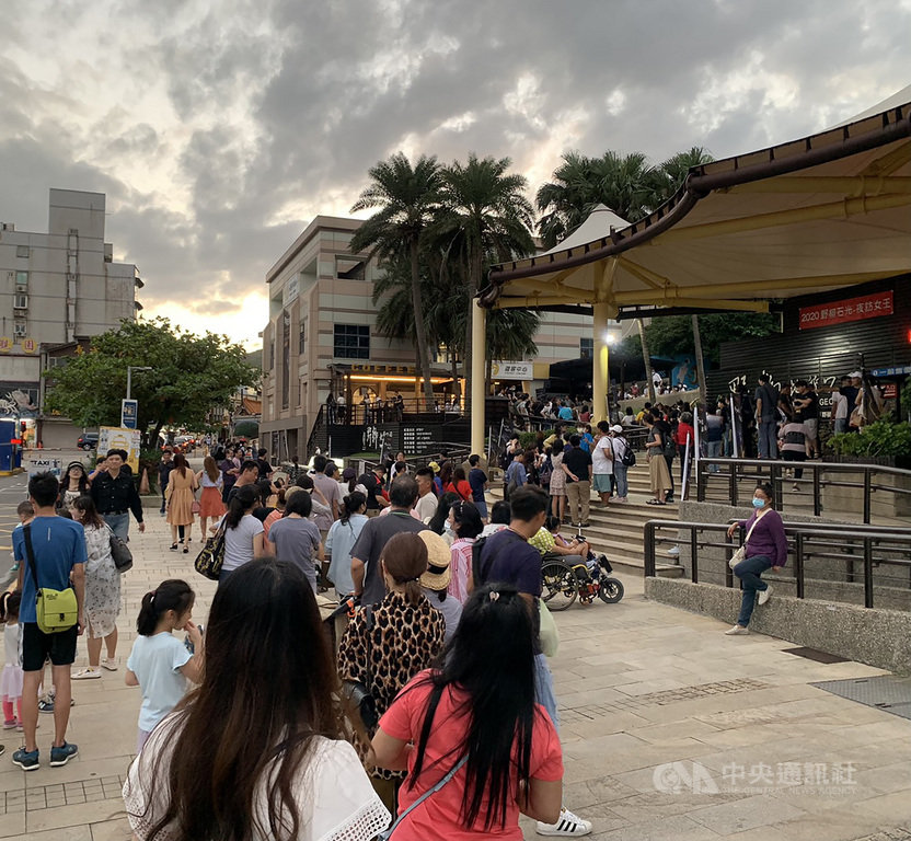 「野柳石光．夜訪女王」活動重頭戲「女王音樂會」3日晚間將登場，下午4時許已湧現人潮，園方提前發放號碼牌，引發部分民眾抱怨。中央社記者沈佩瑤攝　109年10月3日