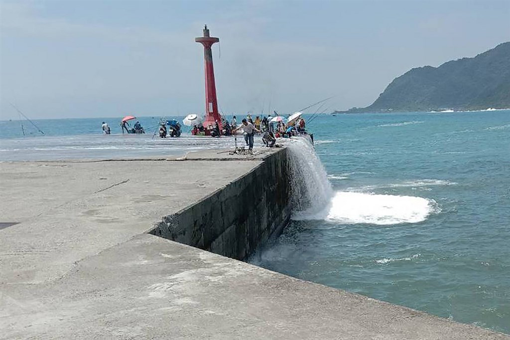 宜蘭頭城大溪漁港7日發生連3波瘋狗浪，至少10名釣客落海，當時曾在當地的釣客李宜淦事發前剛好離開買便當，之後卻意外拍下這群釣客落海前的身影。（李宜淦提供）