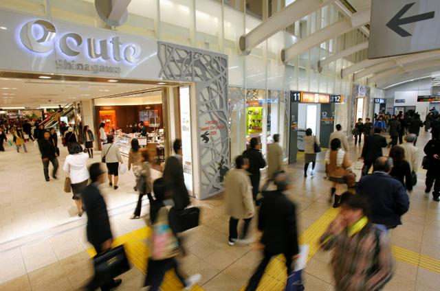 JR東日本は、大宮駅に続いて品川駅にも2005年10月、コンコースに隣接する商業施設「ecute」を開業した=同年11月、恒成利幸撮影