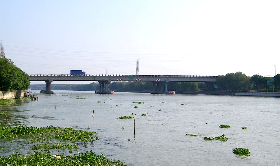 澱山湖口淀峰村一帶的攔路港河段