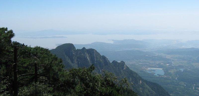 廬山（上為鄱陽湖）