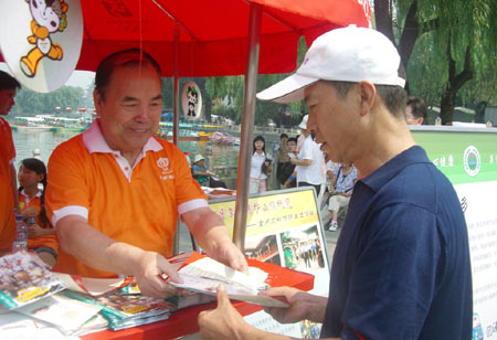 李國盛向市民發放宣傳材料