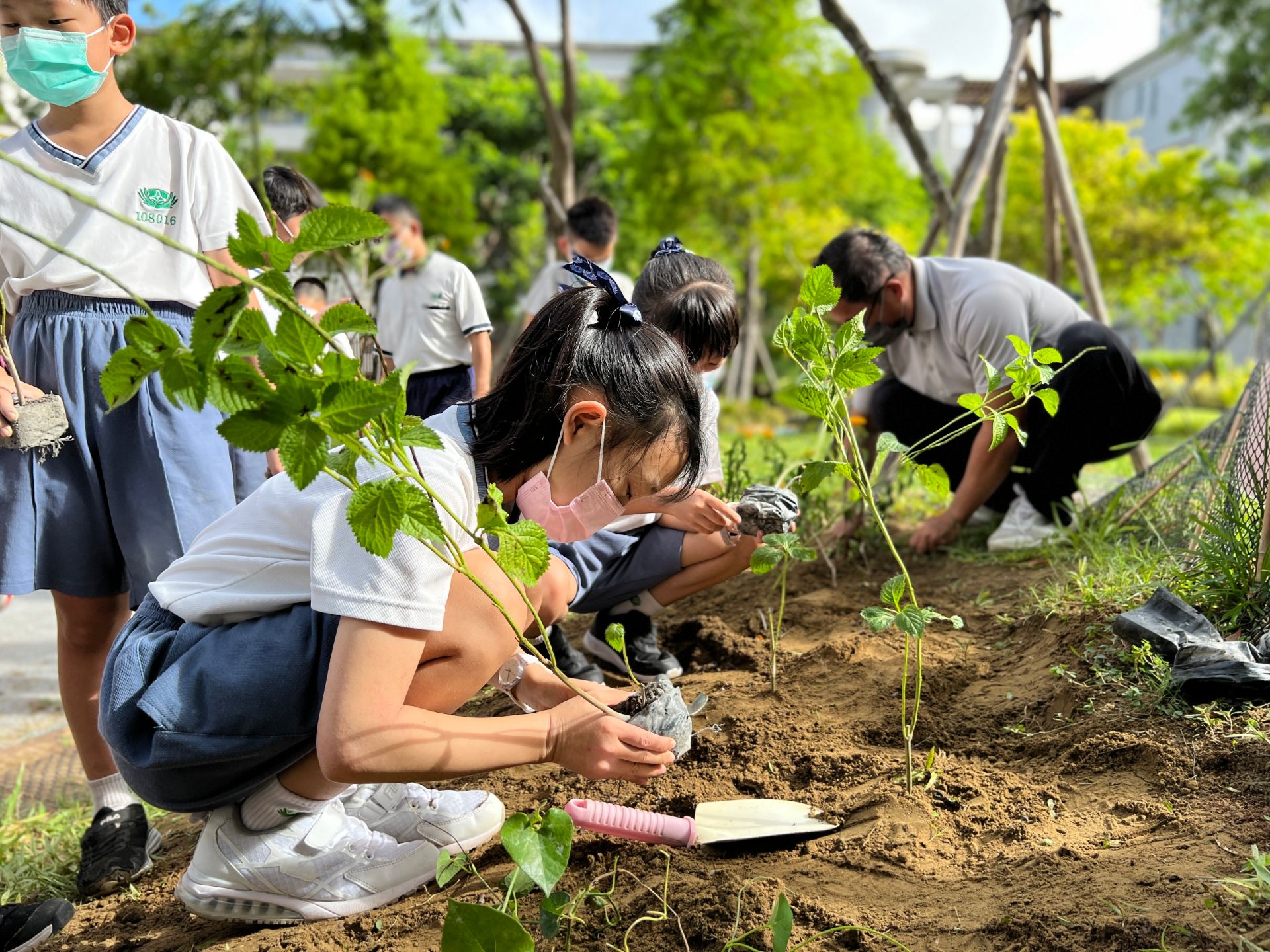 國小部台美生態團隊成員為「生物多樣性」種下希望。