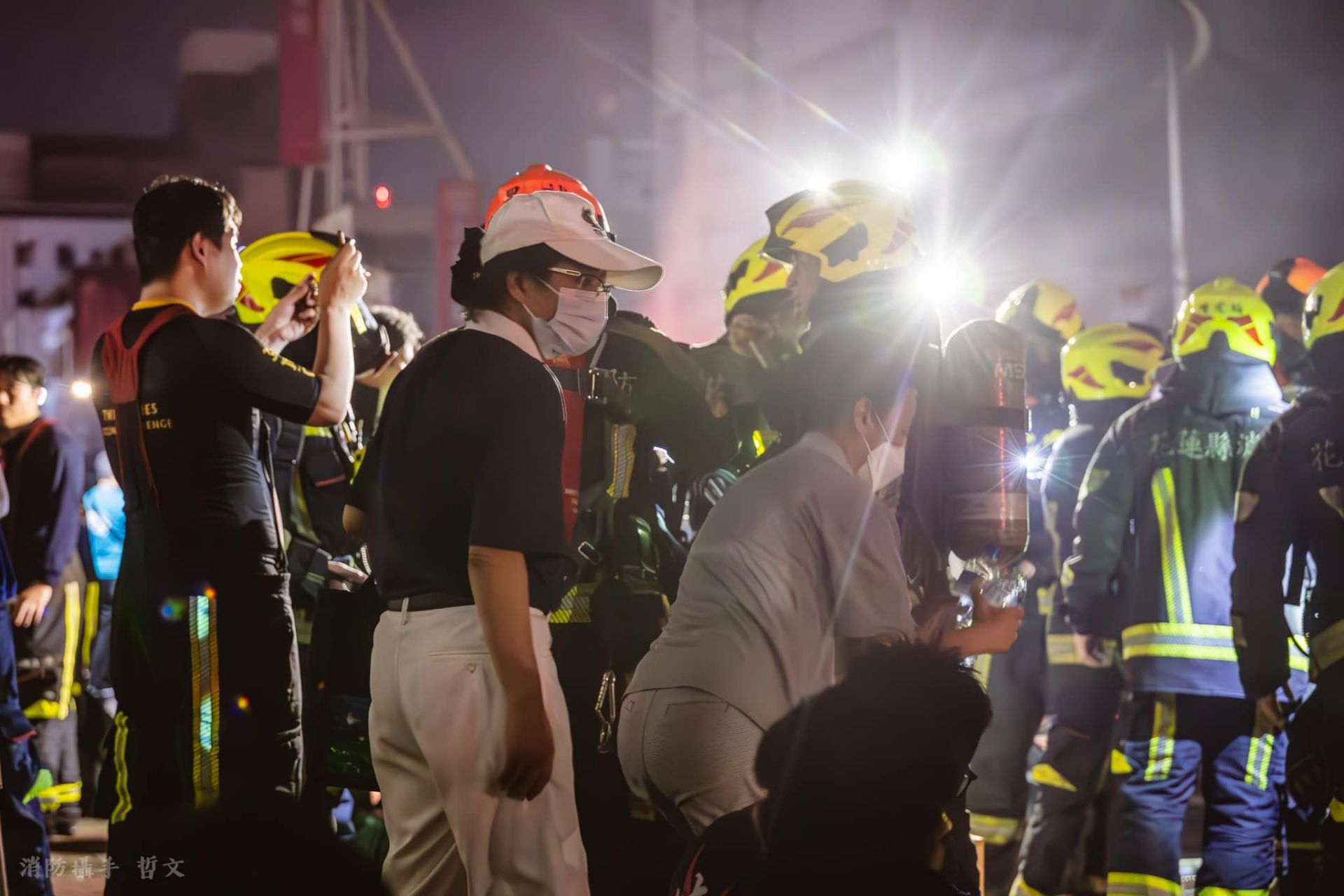 慈濟志工準備水、食物讓警消使用，並主動整理周圍環境，減輕消防人員整理工作。