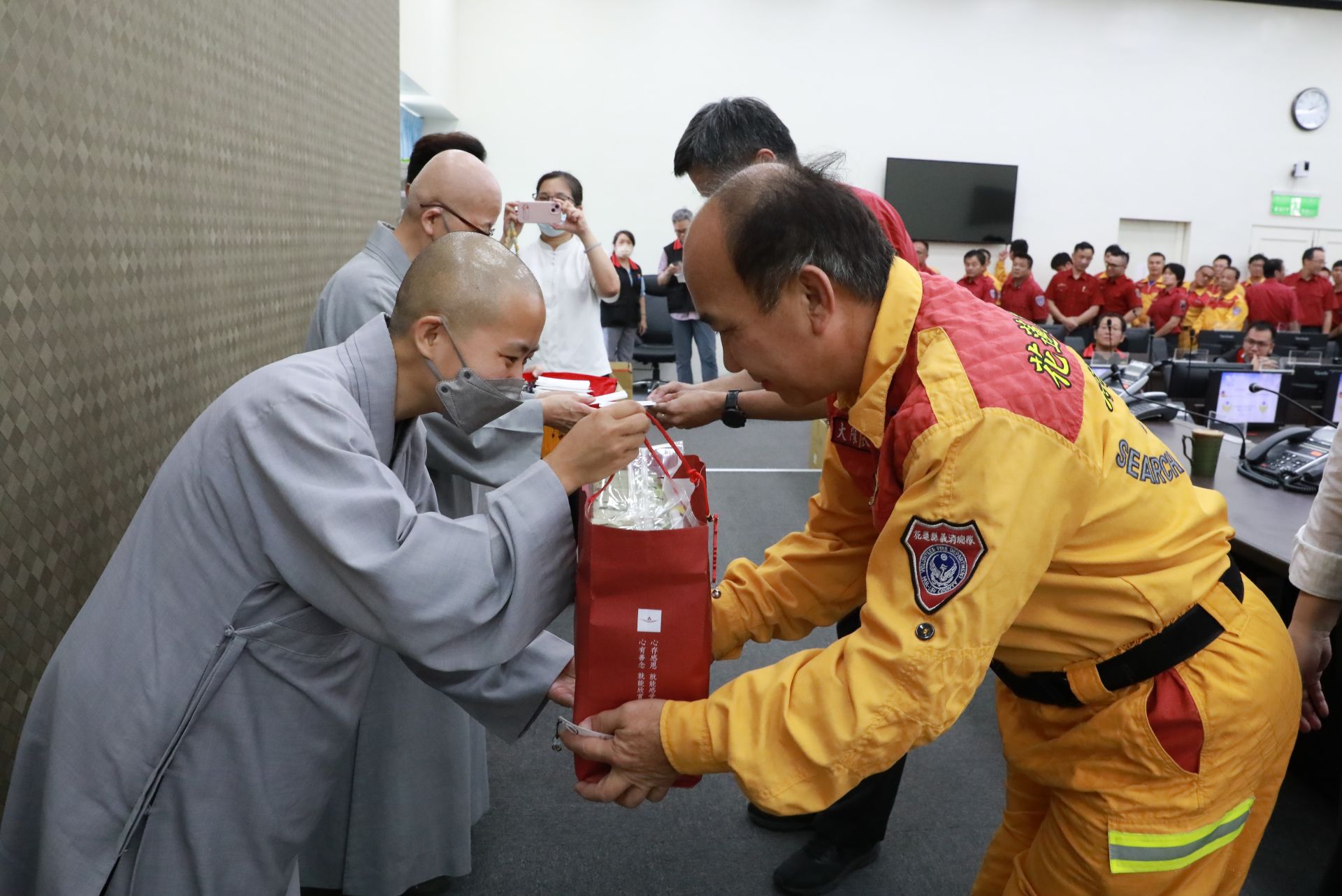 花蓮市區日前一連2天發生火警，造成上百名警義消精神體力負荷重。慈濟6月27日準備200份祝福禮前往花蓮縣消防局慰問，表達對消防人員的感恩。