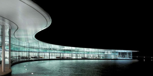 ▲2004年啟用的McLaren Technology Centre。（圖／翻攝Foster + Partners）