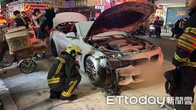 通化夜市百萬敞篷車毀了！車頭冒煙竄火焰　25歲車主急滅火