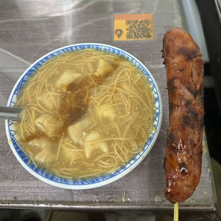 太陽來台享用美食，在IG曬出「大腸麵線+烤香腸」的特寫。（翻數自IG@__youngbae__ ）