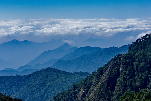 大雪山優美的風景，擁有觀光潛力，不過地質條件破碎，如今將興建高空纜車，保育團體憂衝擊環境生態及國土安全，地方居民則張開雙臂歡迎觀光發展。圖片來源：plj.johnny/潘立傑（FLICKR CC授權）