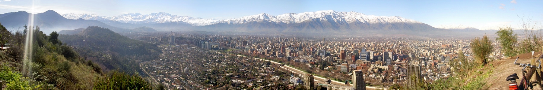 Panorama vo Santiago de Chile, vom Cerro San Cristóbal noch Ostn gseng (2003). Ab da Mittn vom Buidl rechts obe zua fliaßt da Río Mapocho. De hächstn vaschneidn Berg hand da Cerro El Plomo (links) und da Cerro San Ramón (rechts).