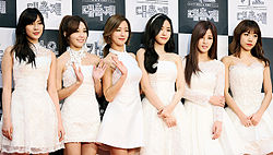 Apink vuonna 2014. Vasemmalta oikealle: Hayoung, Eunji, Bomi, Naeun, Chorong ja Namjoo.