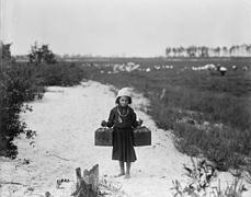 10-Jährige trägt schwere Körbe mit Beeren, 1910