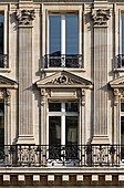 Ordinul colosal al unor pilaștri compoziți. Primul și al doilea etaj al unei clădiri din secolul XIX, 8 Avenue de l'Opéra (Paris)