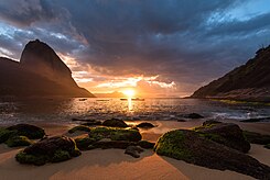 De Suikerbroodberg bij de Braziliaanse stad Rio de Janeiro in het licht van de ondergaande zon