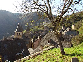 Vue légèrement plongeante sur l'église abbatiale et le village.