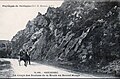 Les falaises du Rocher Rouge en Laniscat (juste à l'est de Gouarec) et la route nationale 164bis vers 1925 (carte postale Émile Hamonic).