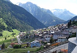 Ortsteil Pizzano mit der Presanella im Hintergrund