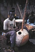 Kora, instrumento musical de cuerdas tradicional en África Occidental (por ejemplo en Gambia) hecho con una calabaza grande de Lagenaria siceraria.