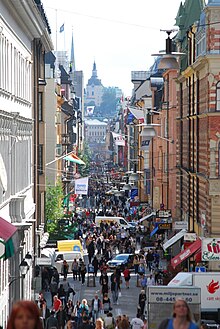 Till vänster: Drottninggatan söderut från Tegnergatan. I fonden Katarina kyrka Till höger: Drottninggatan norrut från Norrström, med Anders Årfelts betonglejon.