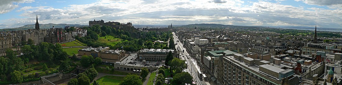 Edinburgh hiriko erdigunea Scott monumentua dorrearen goialdetik ikusita, tartean Edinburgheko Hiri Zaharra, Edinburgheko gaztelua, Princes Street Gardens parkea, The Mound muinoa, Eskoziako Galeria Nazionala, Eskoziako Errege Akademia, Princes Street kalea eta Edinburgheko Hiri Berria ageri dira.