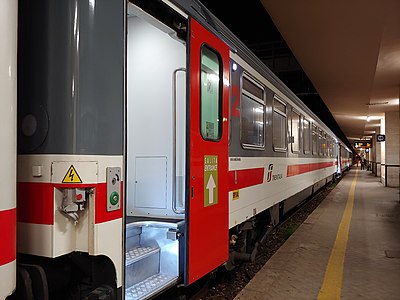 Una carrozza di tipo UIC-Z1 (serie UIC-Z1), nella "InterCity Sun", in composizione all'InterCity 727 (Roma Termini-Siracusa), in sosta alla stazione di Messina Centrale, 28 settembre 2022.