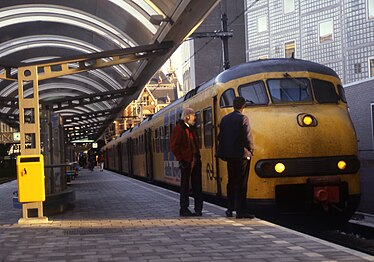 Spoor 1: het excentrisch gelegen goederenspoor dat in 1992 tot reizigersperron is omgebouwd met nieuwe overkapping.