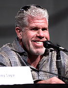 Ron Perlman dans le rôle de Clarence « Clay » Morrow.