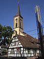 Hermannshäusle in Blankenloch, dahinter die Michaeliskirche