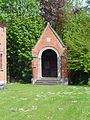 1917 bevat het familiegraf van de familie de Smedt. Binnenin is er een calvarie. Bevindt zich op het kerkhof naast de kerk.