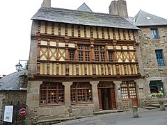 La façade avant de la « Maison Ernest Renan » à Tréguier.