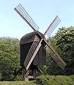 ポストミルと呼ばれる12世紀頃に作られるようになった初期の風車。下に架台があり上の風車部を動かして風向きに合わせるようになっている。