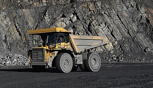 Komatsu Muldenkipper HD605-7 (575 kW = 782 PS; Muldenkapazität 40 Kubikmeter)