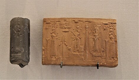 Sceau-cylindre avec impression moderne : scène de culte à Marduk et Nabû. Marduk est figuré dans la partie gauche, sur son dragon-serpent, sa bêche devant eux, face à un orant à gauche. Assyrie, v. 900-600 av. J.-C. Musée du Louvre.