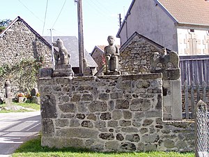 Statues ornant un mur.