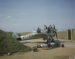 Typhoon Ib EK139 N "Dirty Dora" ze 175 Sqn. během vyzbrojování 500 lb (227 kg) cvičnými betonovými pumami na konci roku 1943.