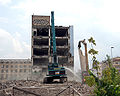 Demolice budovy v průmyslovém areálu