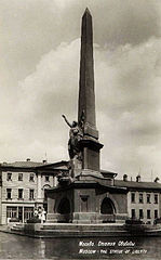 N. Andrejev ja D. Osipov, Neuvostoliiton perustuslain monumentti, 1918–1919, tuhoutunut 1941, Moskova.