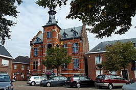 Het gemeentehuis in neogotische stijl