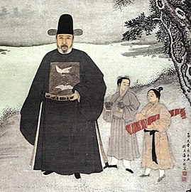 Mandariini virka-asussaan, piirros Ming-dynastian ajalta 1400-luvulta. Asun rinnassa olevan neliön kaksi kurkea kertovat kyseessä olevan "ensimmäisen luokan" virkamies.