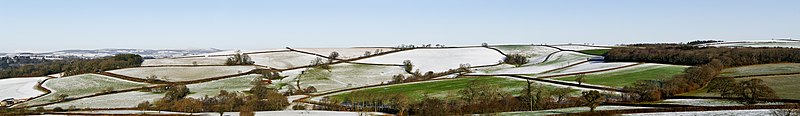 Campos ne l sul de Devon, depuis dua nebasca.