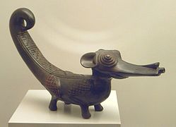 Recipiente cerámico con forma de animal (identificado como caimán o como coatí) procedente de Cuzco, cultura chimú-inca (siglo XV).