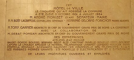 Plaque dans le hall de l'hôtel de ville de Boulogne-Billancourt porteuse du nom des ateliers Jean Prouvé.