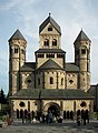 Zahodna fasada opatije Maria Laach, Nemčija 12. stoletje, (vhod 1225) je tipično nemša, oblika ki sega v karolinško arhitekturo z združenimi stolpi različnih tlorisov in tako s svečam podobnimi kot tudi reniskimi čeladami.