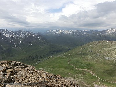 Blick nach Südwesten zur Passstrasse und der Tgavretga im Hintergrund.