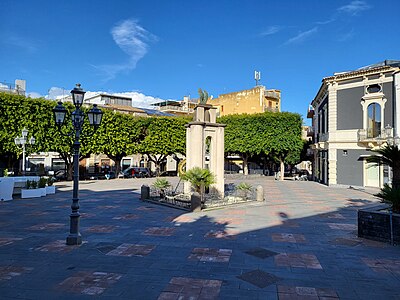 La piazza Giuseppe Mazzini di Misterbianco, fotografata dalla via fratelli Cairoli, 10 marzo 2023.