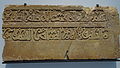 Fragment de frisa arquitecturala venent de Raqqa, inscripcion coranica en arabi angulós (1100-1200) - Expo. Louvre-Lens, Galerie du Temps, dona del comte F. Chandon de Briailles, 1955.