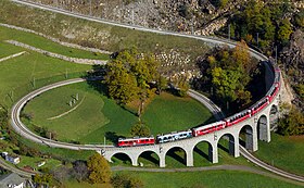 Le Bernina Express sur le viaduc hélicoïdal de Brusio des chemins de fer rhétiques en Suisse.